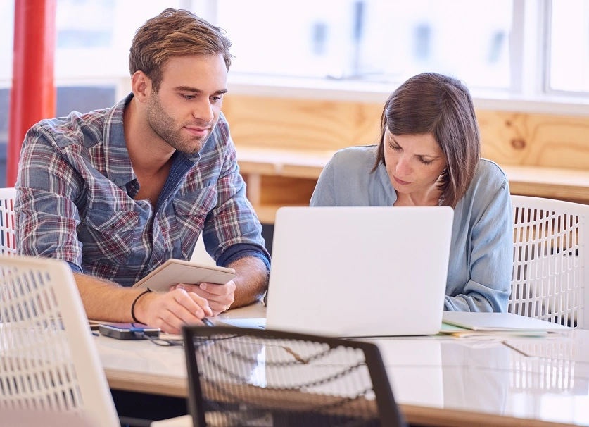 Geschikt voor website man en vrouw werken samen in aula schoolgebouw 30
